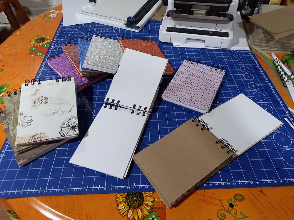 Libretas tamaÃ±o A6, hojas papel bond de 90 grs.<br/> 