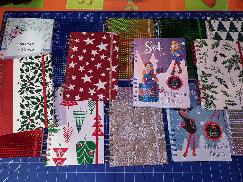 Cuadernos forrados con tela diseÃ±os navideÃ±os, tamaÃ±o A5, hojas de papel bond 90 grs.