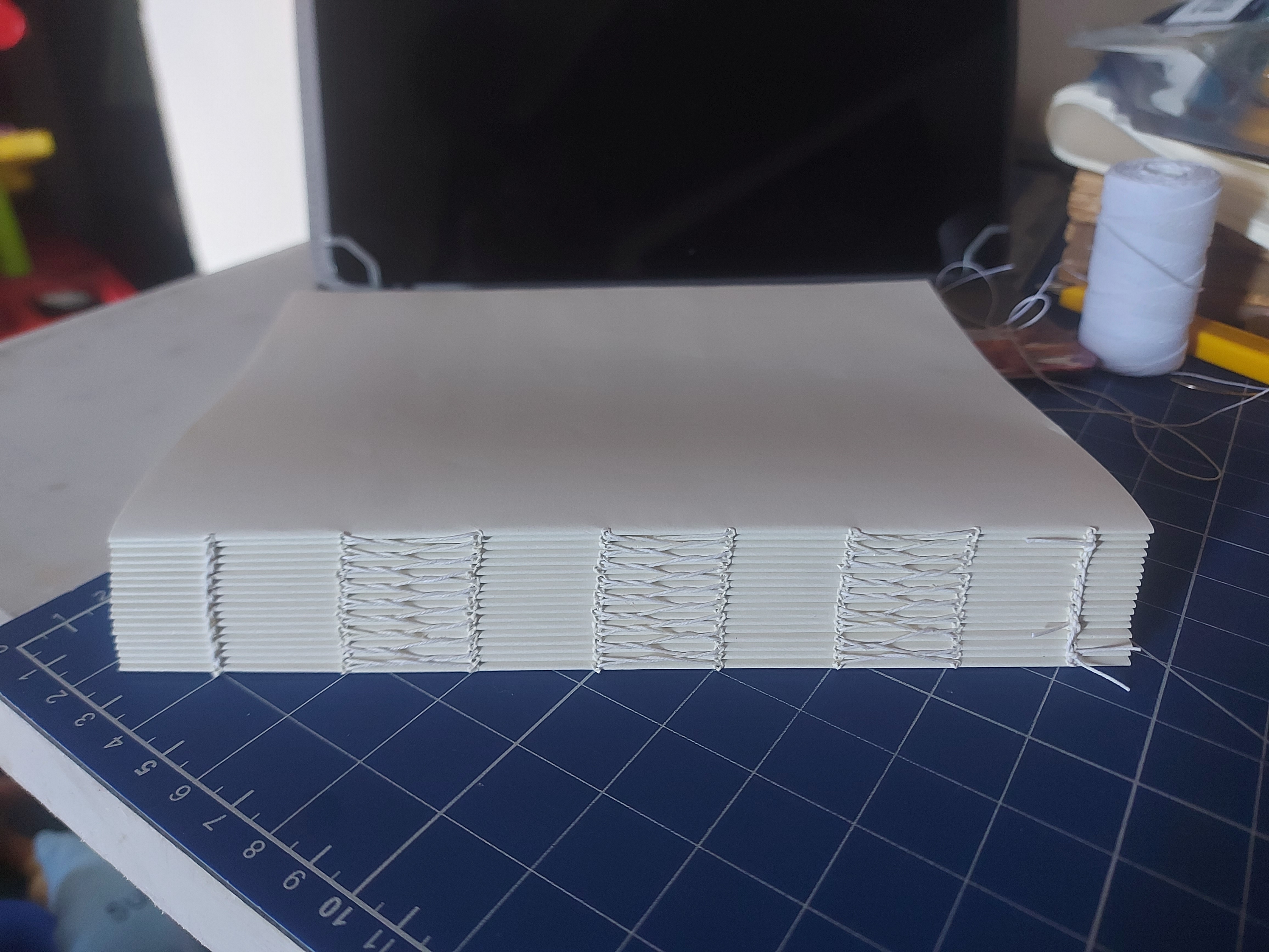 Por qué la costura importa en un cuaderno artesanal