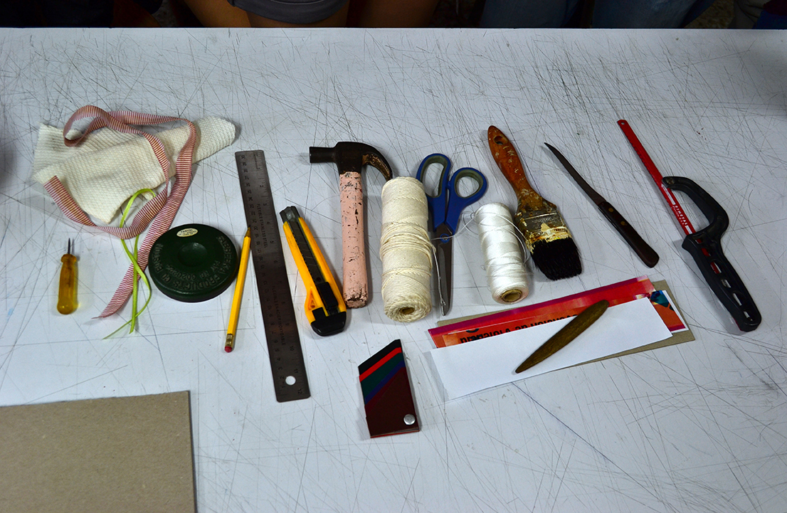 Materiales esenciales  y técnicas básicas para hacer piezas de encuadernación artesanal