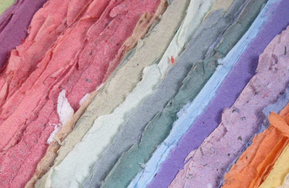 Materiales esenciales y técnicas básicas para hacer papel reciclado